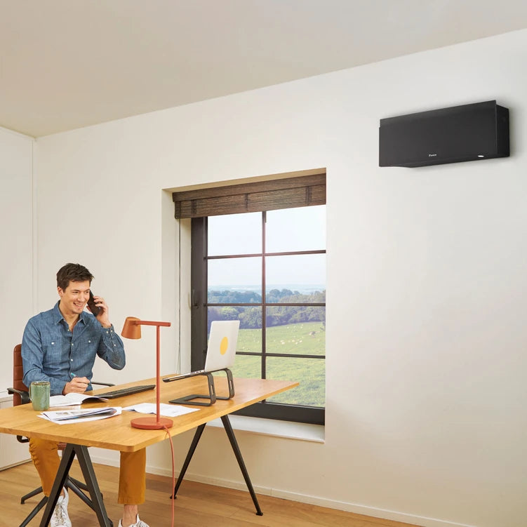 Daikin Emura zwart in kantoor